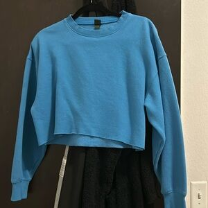 Cropped blue sweatshirt